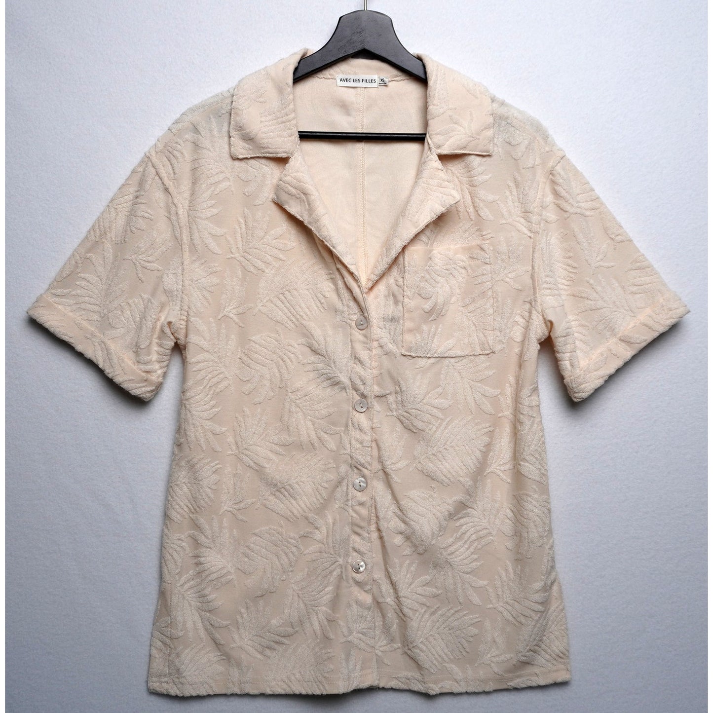 Avec Les Filles Beige Tropical Palms Texture Shirt Size XS White Lotus Resort