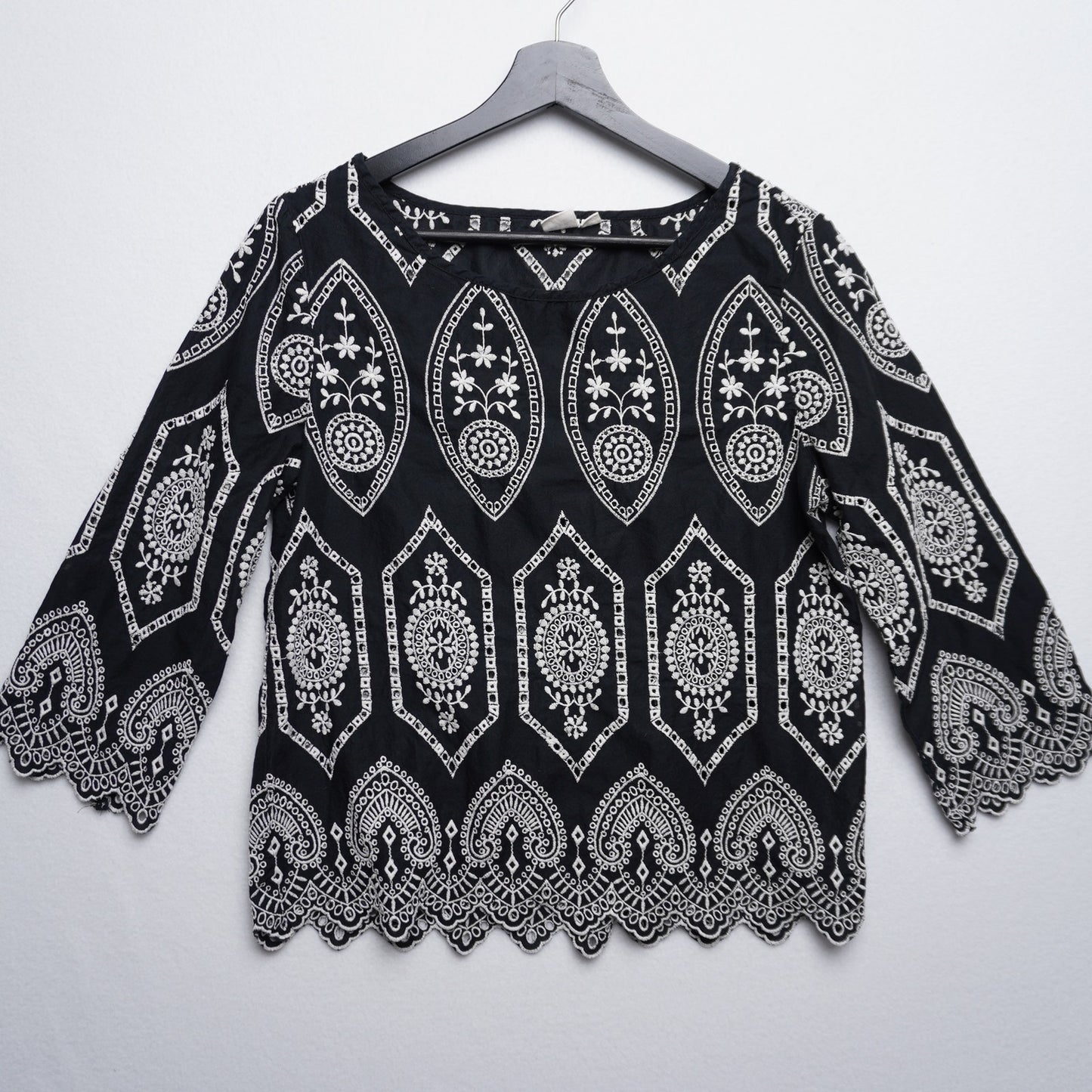 Gap Black and White Embroidered Eyelet Top Small