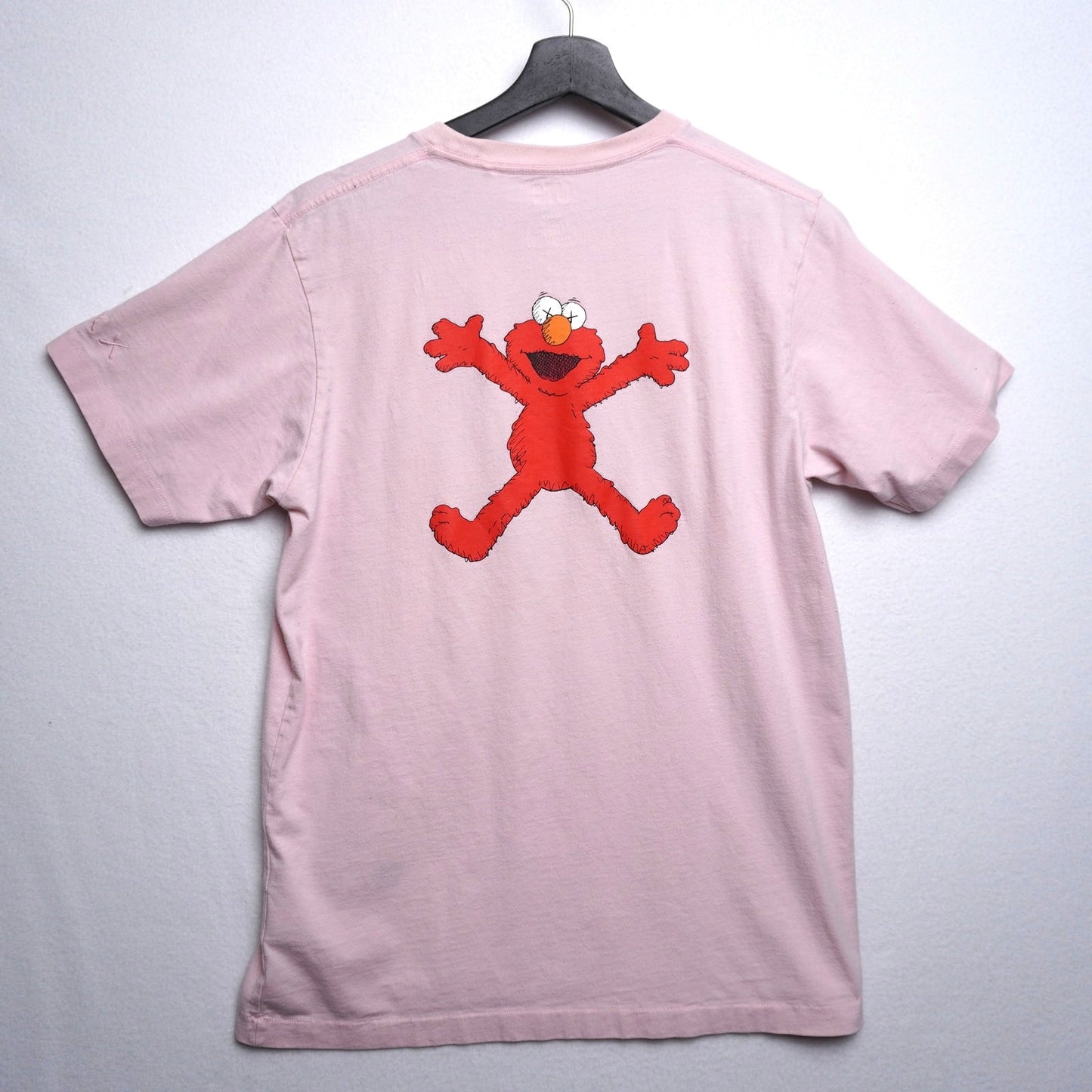 Uniqlo x KAWS x Sesame Street Pink Elmo Graphic T-shirt Size M