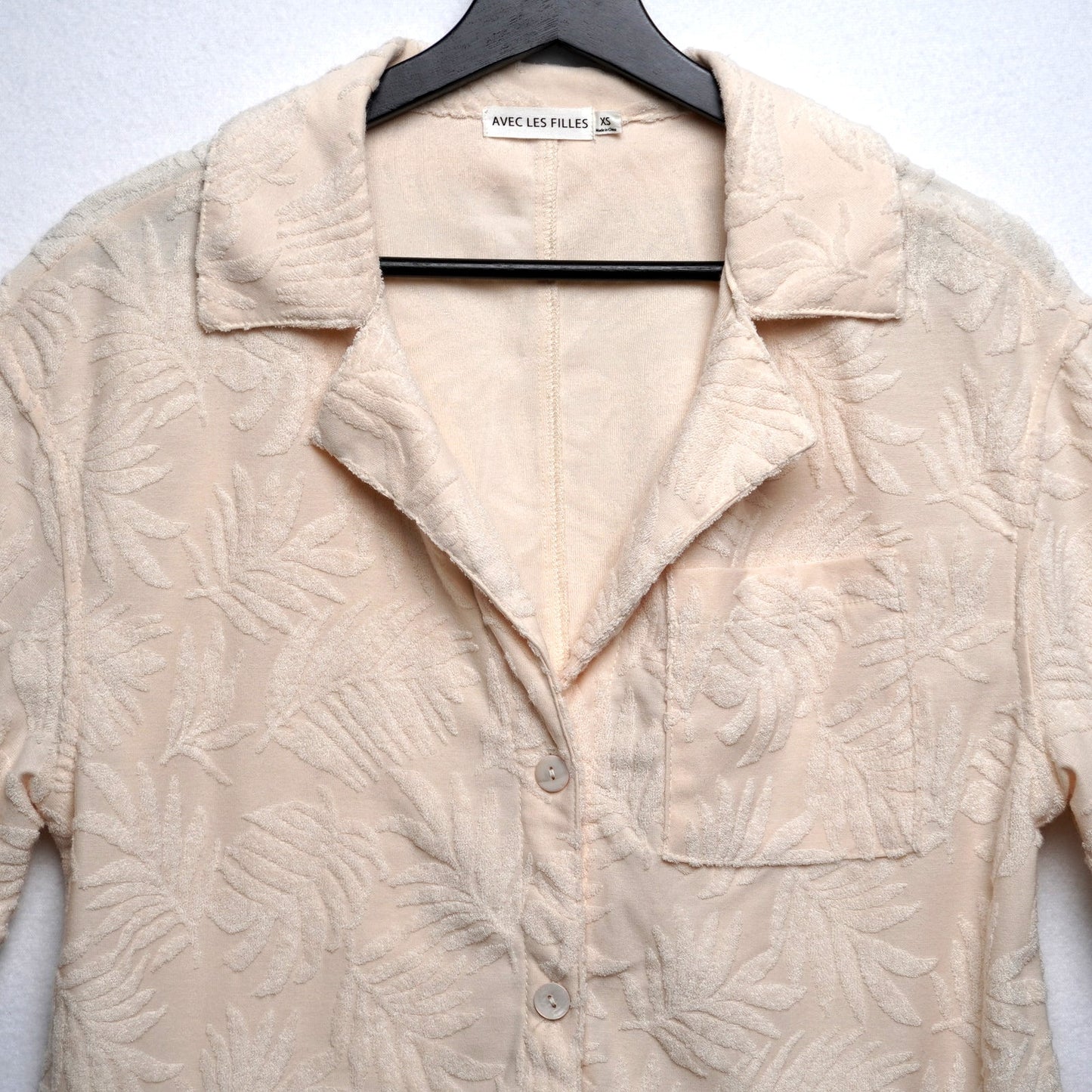 Avec Les Filles Beige Tropical Palms Texture Shirt Size XS White Lotus Resort