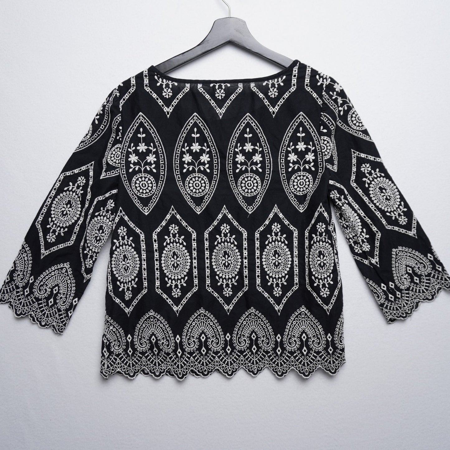 Gap Black and White Embroidered Eyelet Top Small