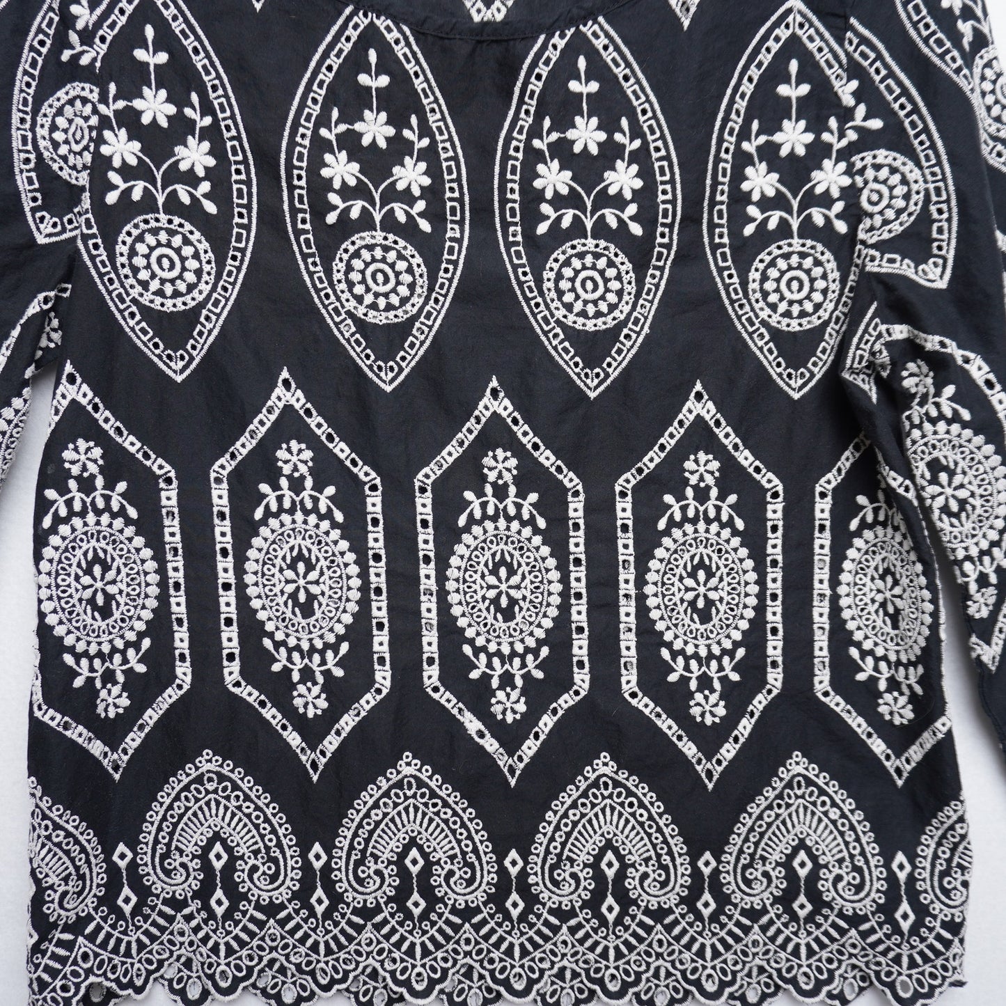 Gap Black and White Embroidered Eyelet Top Small