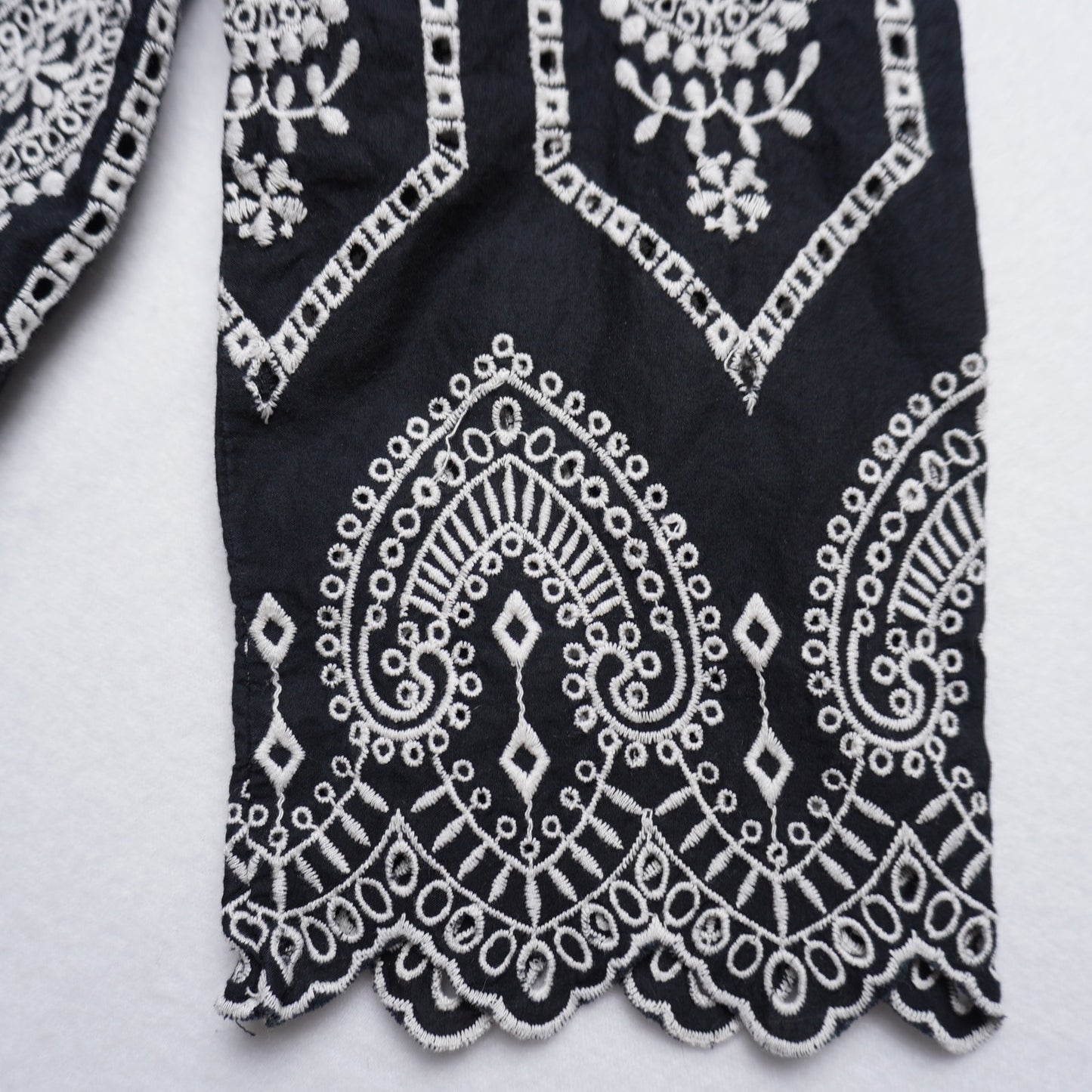 Gap Black and White Embroidered Eyelet Top Small
