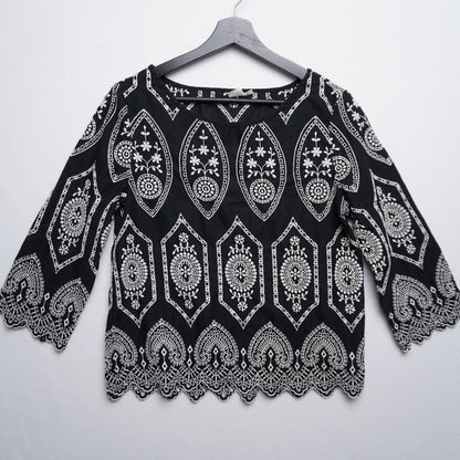 Gap Black and White Embroidered Eyelet Top Small