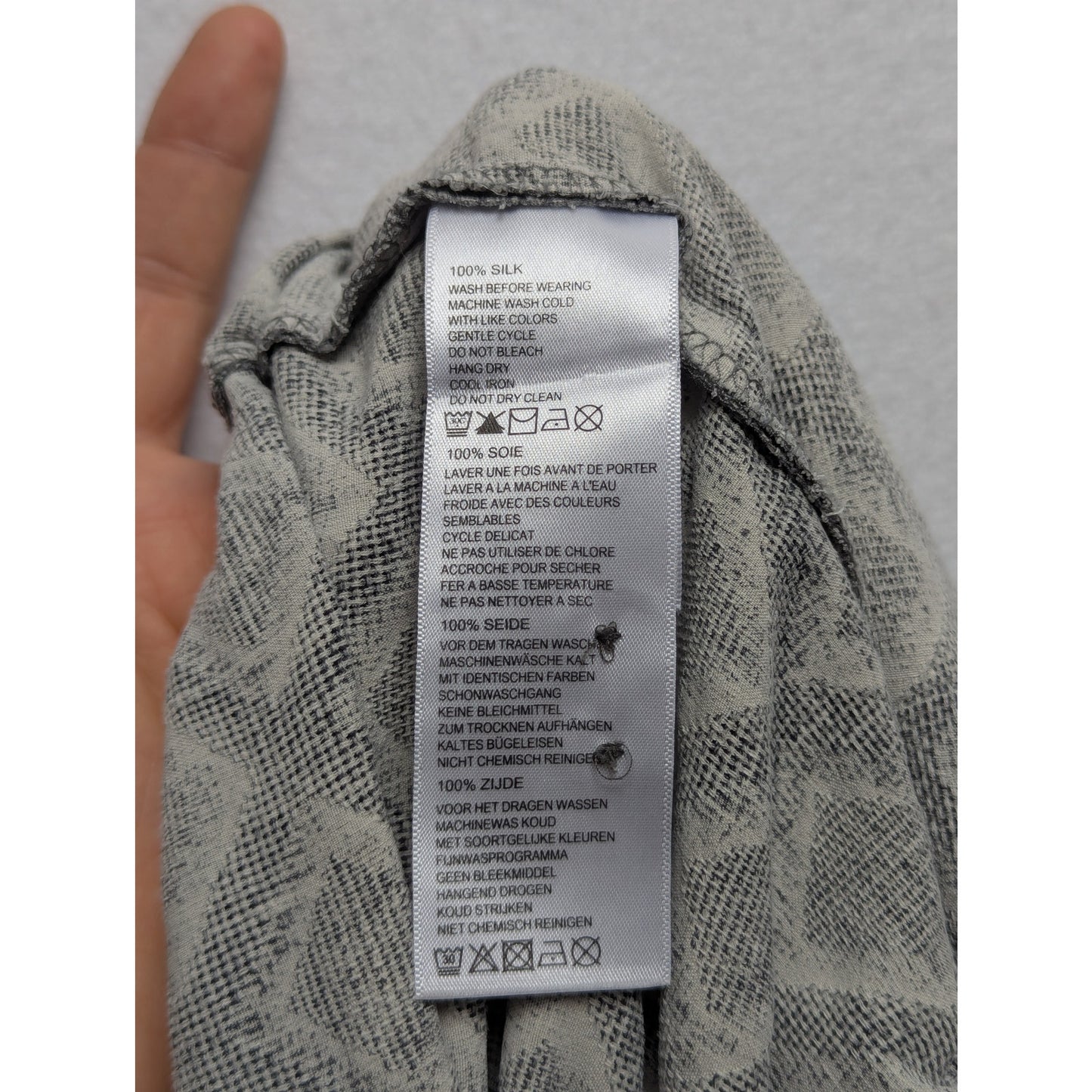 Tommy Bahama 100% Silk Camp Shirt Men’s L – Gray Diamond Pattern Button-Up
