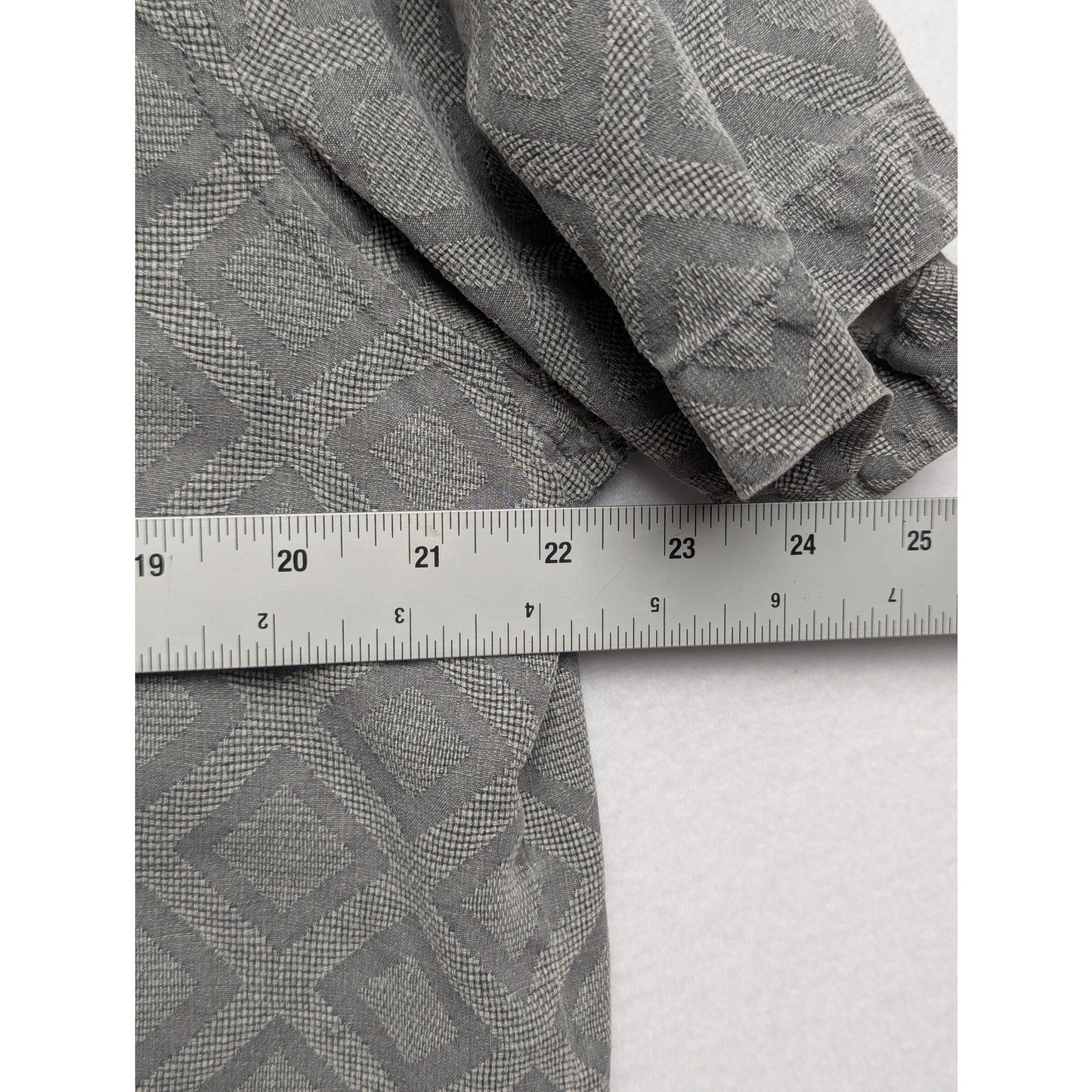 Tommy Bahama 100% Silk Camp Shirt Men’s L – Gray Diamond Pattern Button-Up
