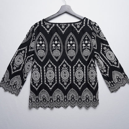 Gap Black and White Embroidered Eyelet Top Small