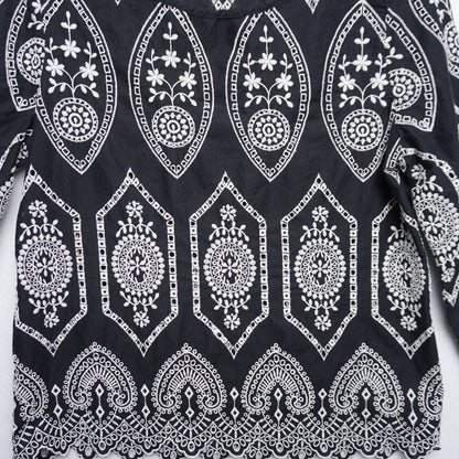 Gap Black and White Embroidered Eyelet Top Small