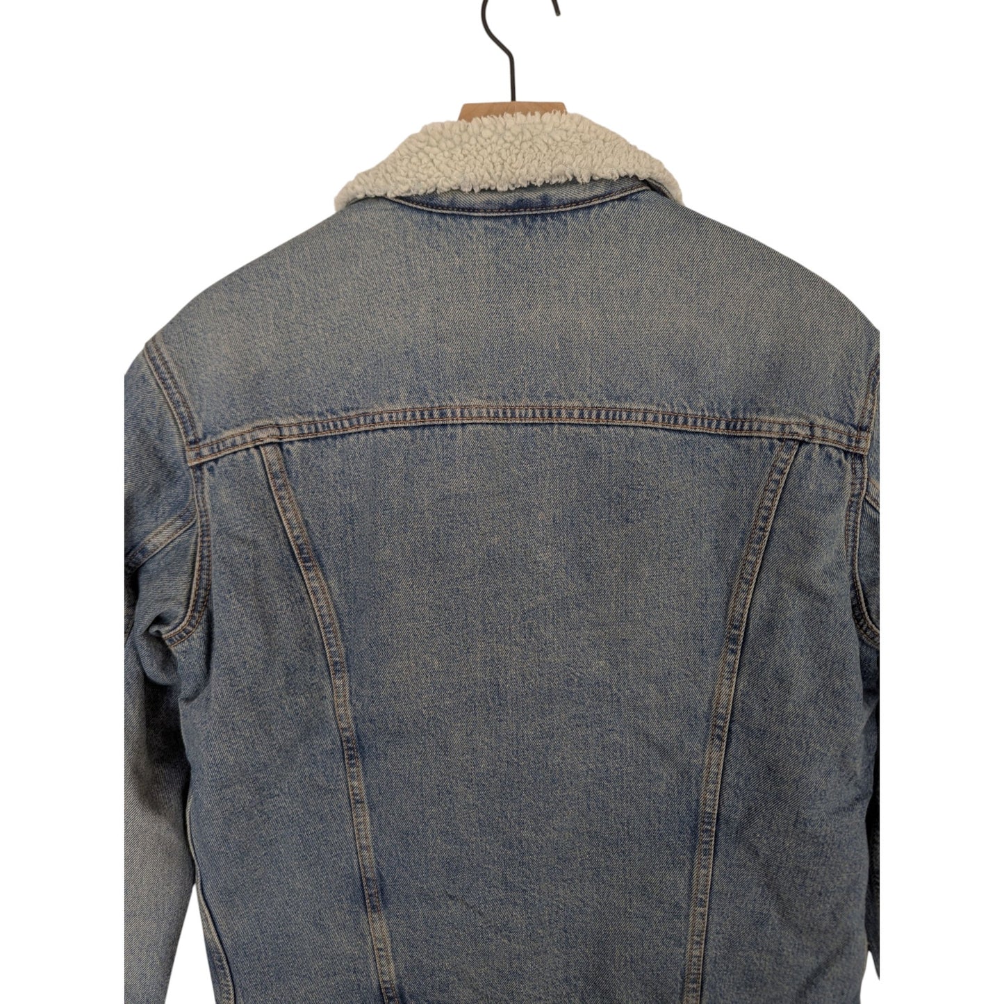 Levi's Sherpa Lined Denim Trucker Jacket Size Medium NWT